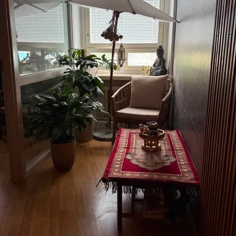 Rauhallinen leponurkkaus Buddha-patsaineen ja viherkasveineen